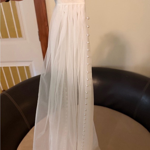 Sheer veil with Pearl Accents main image 4